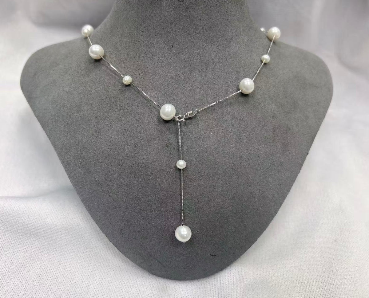 Pärlhalsband på en länk av silver
