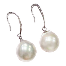 Ladda upp bild till gallerivisning, Örhängen med droppformade barockpärlor satta i Silver eller i Guldpläterat Silver