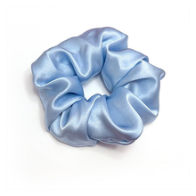Ladda upp bild till gallerivisning, Scrunchie 100% Mullbärssilke 19 Momme Himmelsblå - L