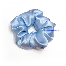 Ladda upp bild till gallerivisning, Scrunchie 100% Mullbärssilke 19 Momme Himmelsblå - L