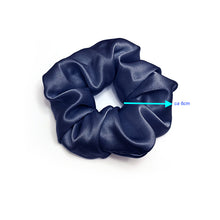Ladda upp bild till gallerivisning, Scrunchie 100% Mullbärssilke 19 Momme Mörkblå - L