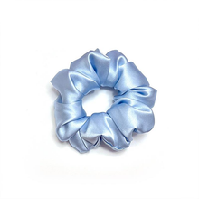 Ladda upp bild till gallerivisning, Scrunchie 100% Mullbärssilke 19 Momme Himmelsblå - M
