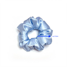 Ladda upp bild till gallerivisning, Scrunchie 100% Mullbärssilke 19 Momme Himmelsblå - M