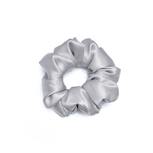Ladda upp bild till gallerivisning, Scrunchie 100% Mullbärssilke 19 Momme Silvergrå - M