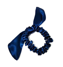 Ladda upp bild till gallerivisning, Scrunchie 100% Mullbärssilke 19 Momme Mörkblå