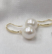 Ladda upp bild till gallerivisning, Örhängen med droppformade barockpärlor satta i Silver eller i Guldpläterat Silver