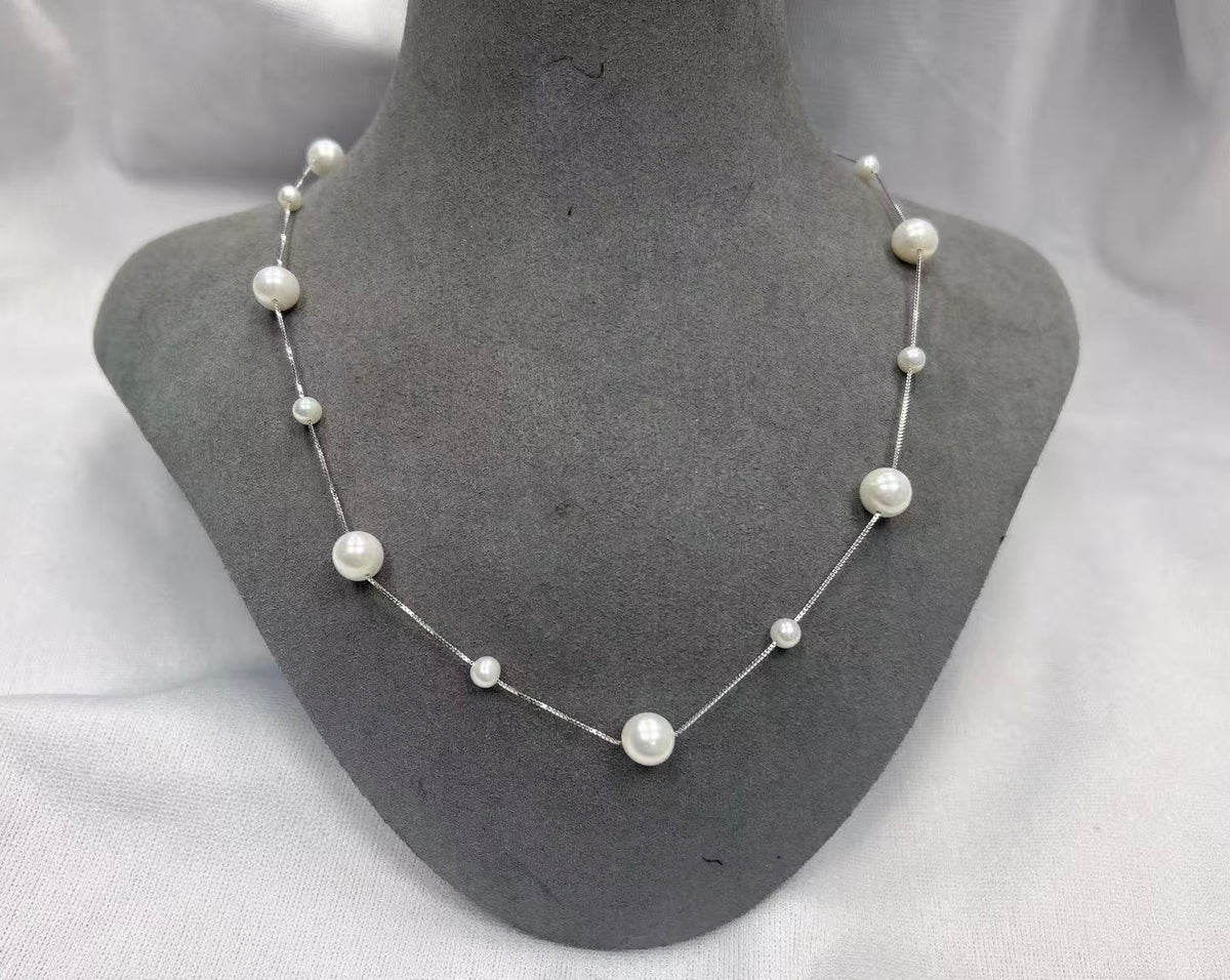 Pärlhalsband på en länk av silver