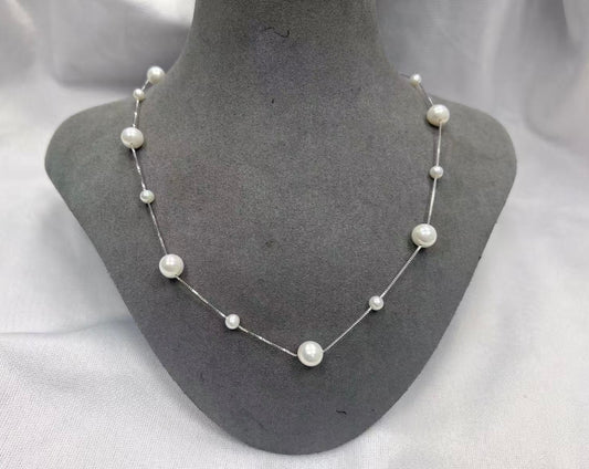 Pärlhalsband på en länk av silver