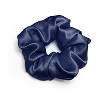 Ladda upp bild till gallerivisning, Scrunchie 100% Mullbärssilke 19 Momme Mörkblå - L
