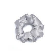 Ladda upp bild till gallerivisning, Scrunchie 100% Mullbärssilke 19 Momme Silvergrå - M
