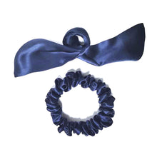 Ladda upp bild till gallerivisning, Scrunchie 100% Mullbärssilke 19 Momme Mörkblå
