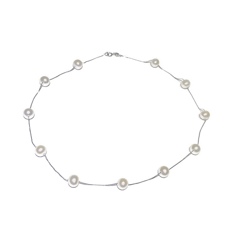 Pärlhalsband på en länk av silver